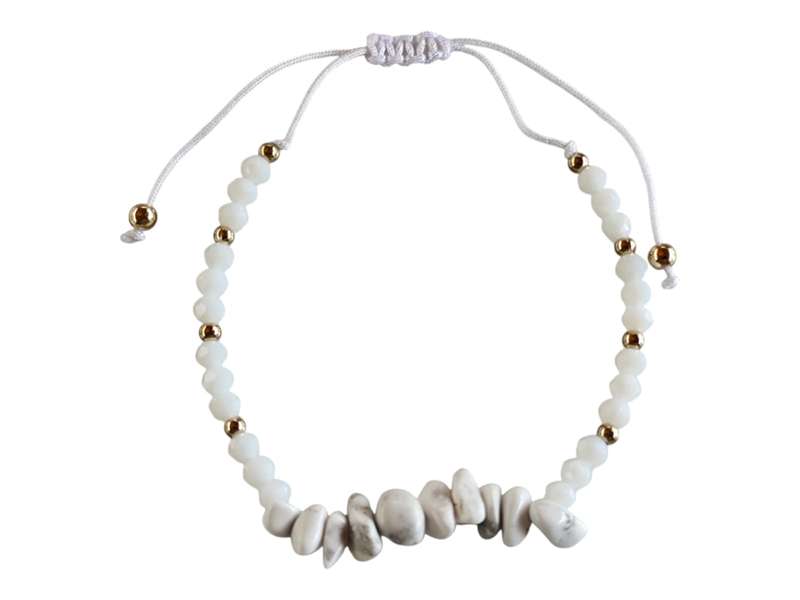 White Howlite chips w glass beads bracelet, adjustable