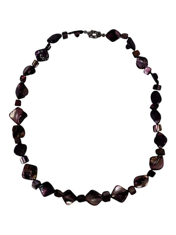 Magenta to fuchsin shell necklace with base metal signoretti clasp, 29.4cm when fastened
