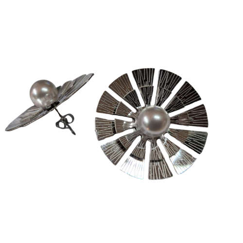 Windmill flower stud earrings, Stainless-steel, Shell pearl centre, 3.5cm diameter of front earring