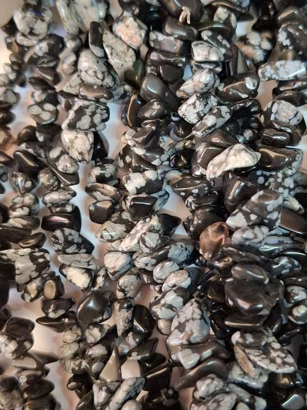 Snowflake obsidian, chips 6-8mm, 40cm