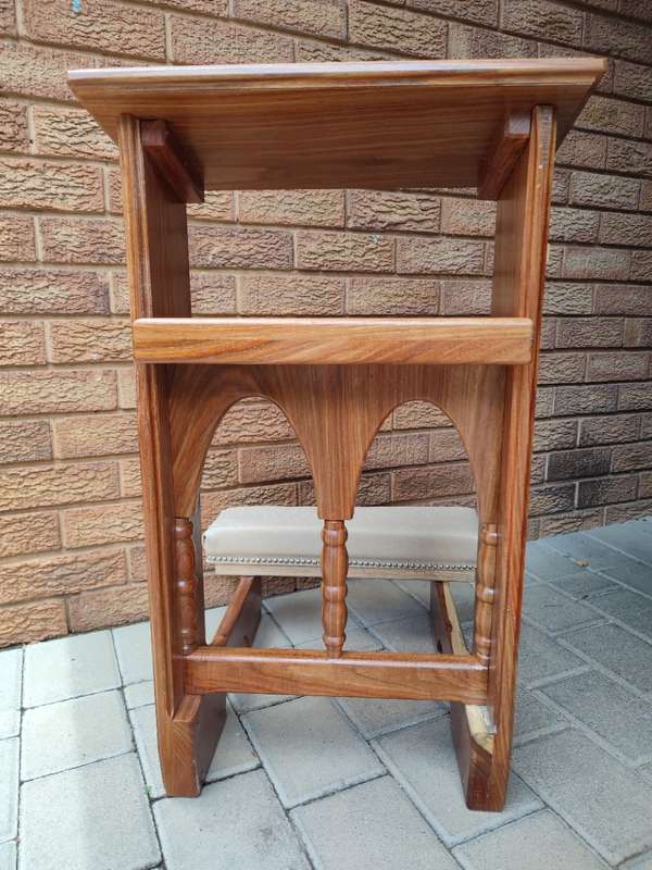 Prie-dieu - Prayer desk with padded Kneeler