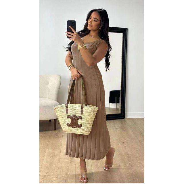 V-Neck  Contrasting Pleated Knitted Maxi Dress.