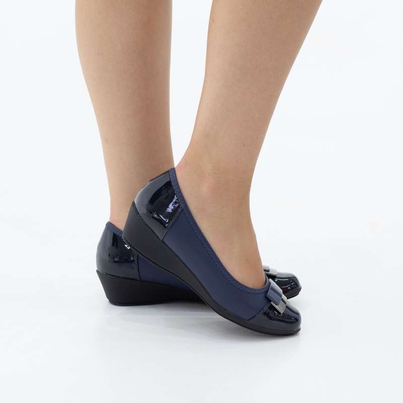 Elsa two-toned 4cm wedge heel pumps with a reg trim twist