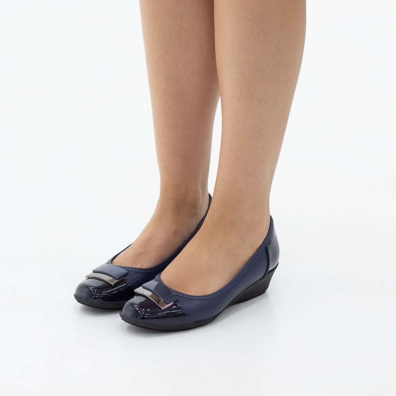 Elsa two-toned 4cm wedge heel pumps with a reg trim twist