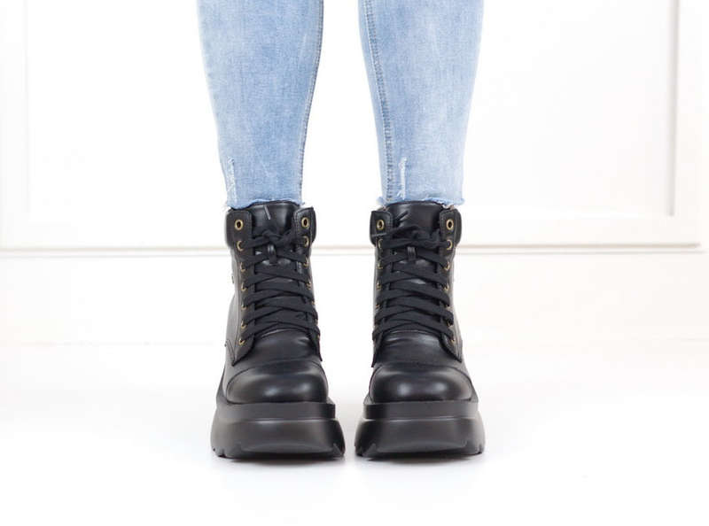 Leoni pat chuncky lace up ankle boot black