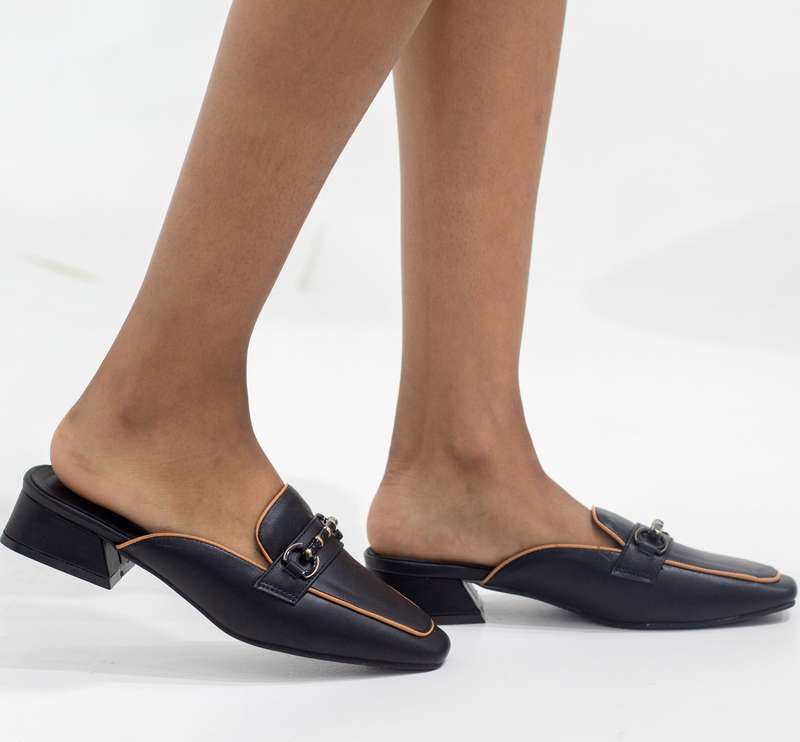 Hakan line detailed flat heel slide with trim black