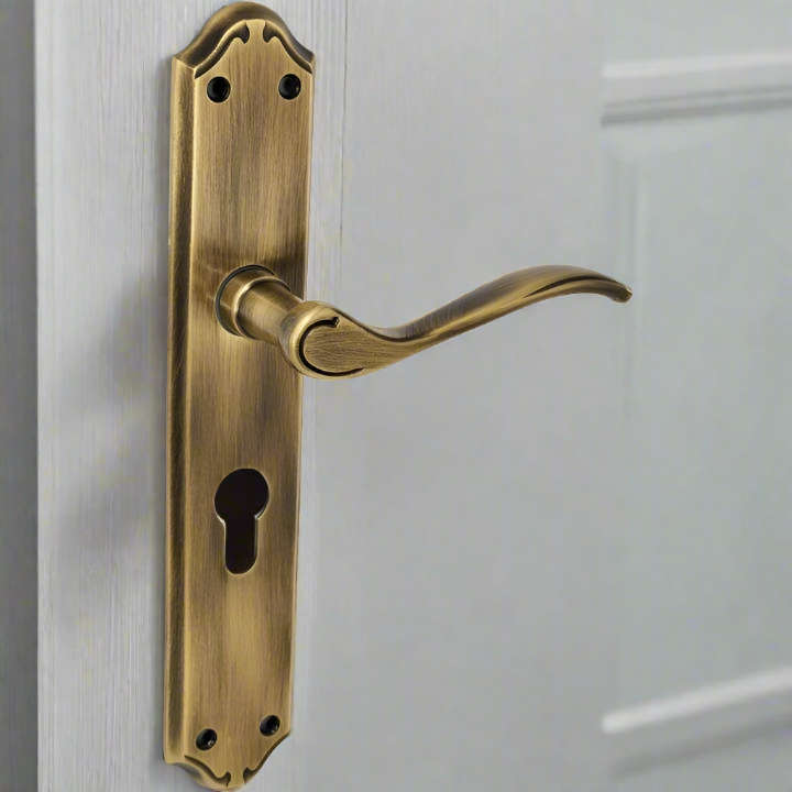Classic Victorian style lever handle on plate - Tupai
