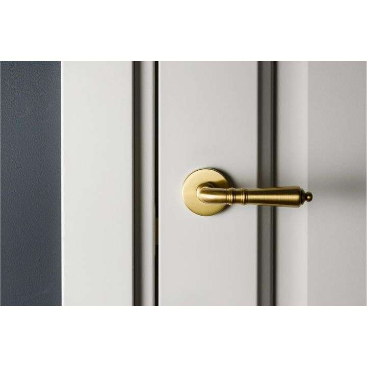 Aurelia Italian lever door handle on round rose