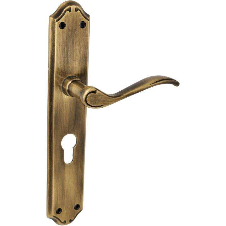 Classic Victorian style lever handle on plate - Tupai