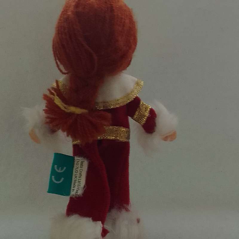Redhead Queen Finger Puppet