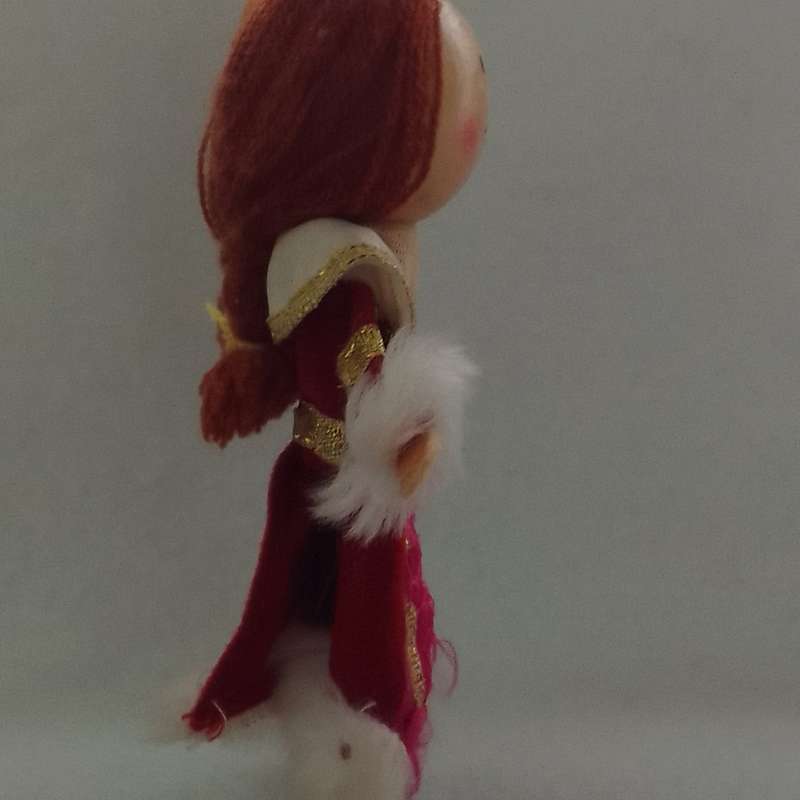 Redhead Queen Finger Puppet