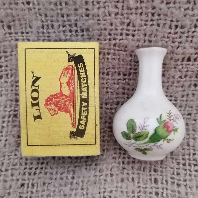 Pretty Floral White Vase (Miniature, suitable for printer's tray)