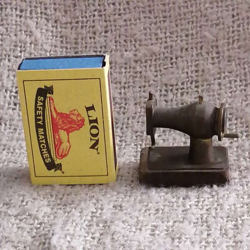 Sewing Machine (Miniature, suitable for Printer's Tray)