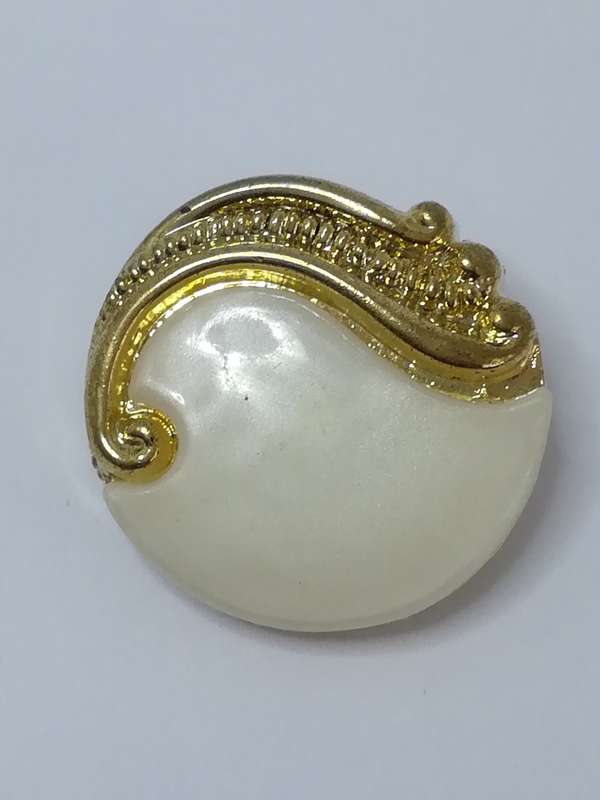 Round Shank Button (Pearl with 'Gold' Design)