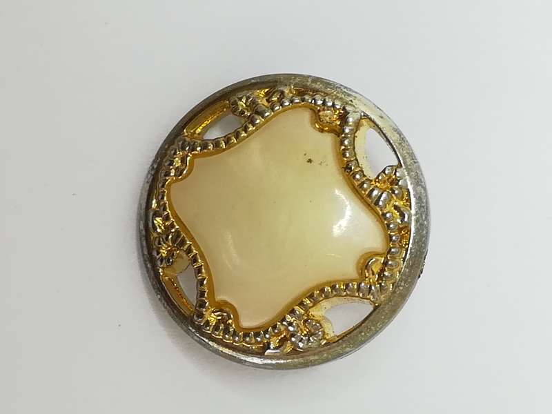 Round Shank Button ('Pearl' with 'Gold' Design Trim)