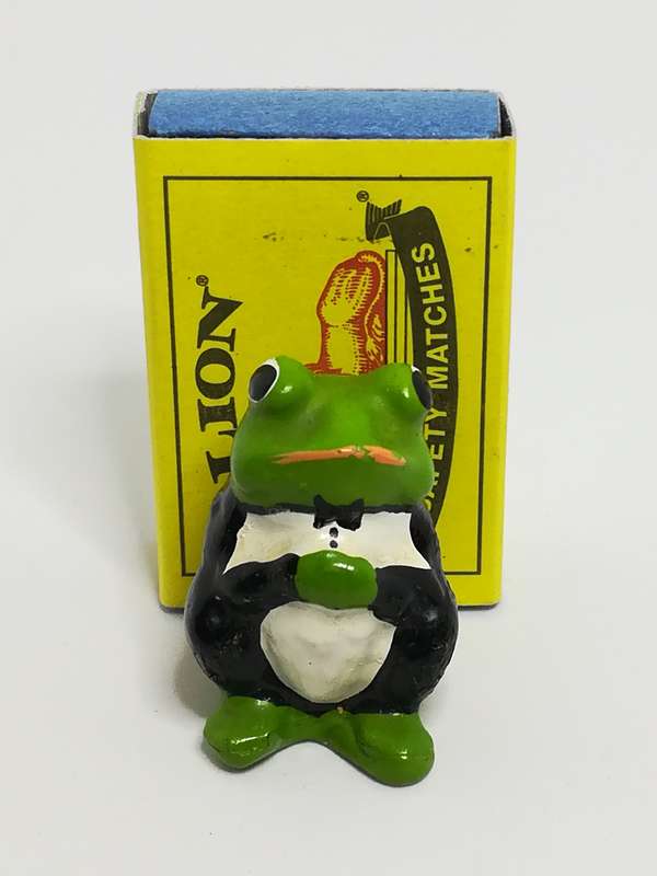 Miniature Ceramic Light Green Frog Suit & Bowtie (Miniature, suitable for printer's tray)