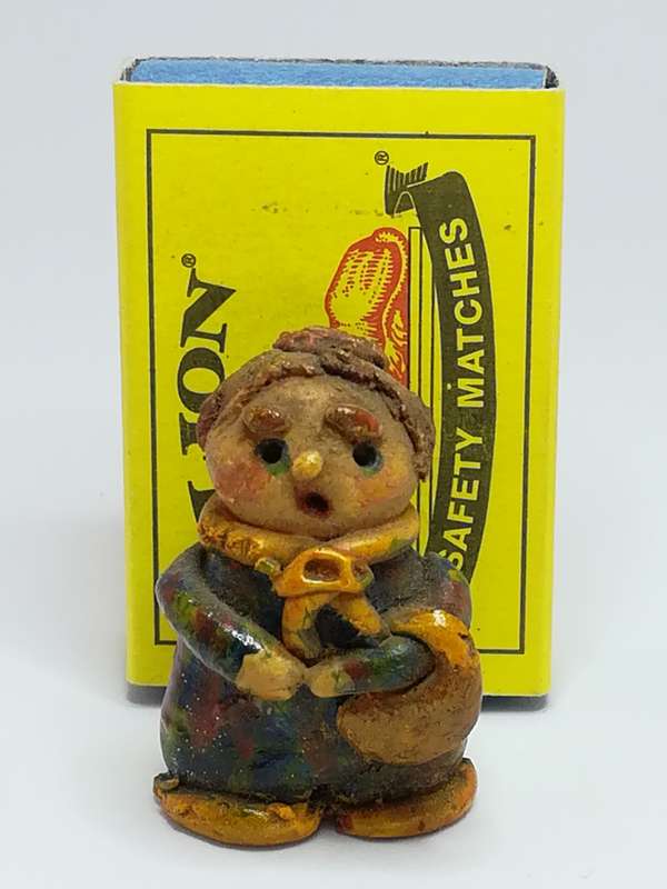 Miniature Clay Old Lady Yellow Scarf Holding Yellow Bag (Miniature, suitable for printer's tray)
