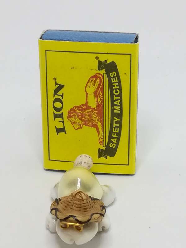 Miniature Whitish Sea Shells Tortoise Wearing Glasses & Straw Sun Hat (Miniature, suitable for pr...
