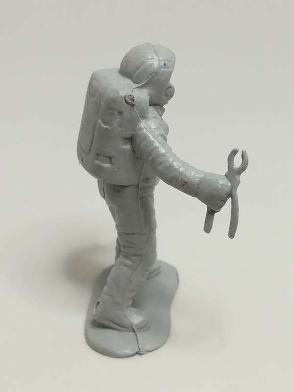Miniature Grey Astronaut Holding Plier (Miniature, suitable for printer's tray)