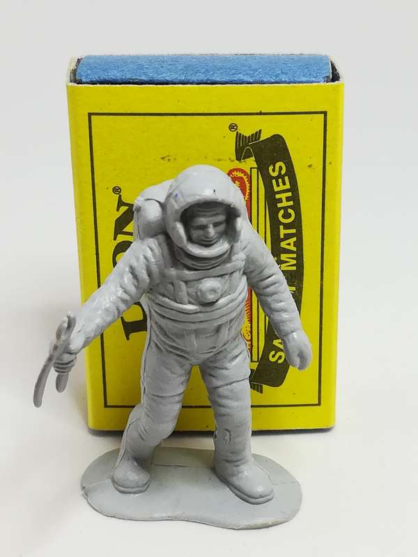 Miniature Grey Astronaut Holding Plier (Miniature, suitable for printer's tray)