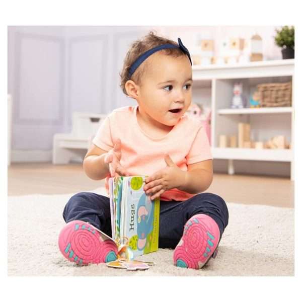 Hugs : Tuck Each Baby Book