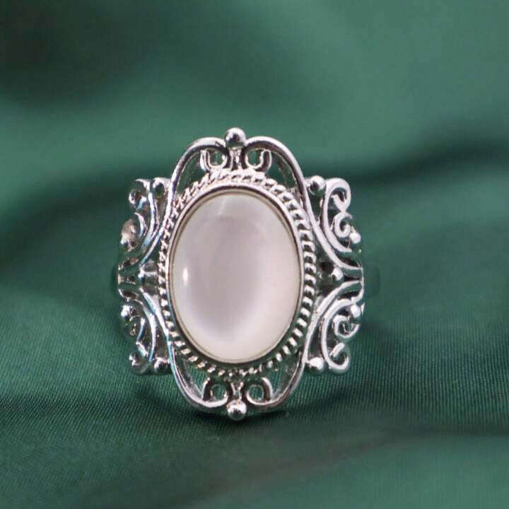 Gorgeous Vintage Ring with Oval Moonstone - Size M (6)