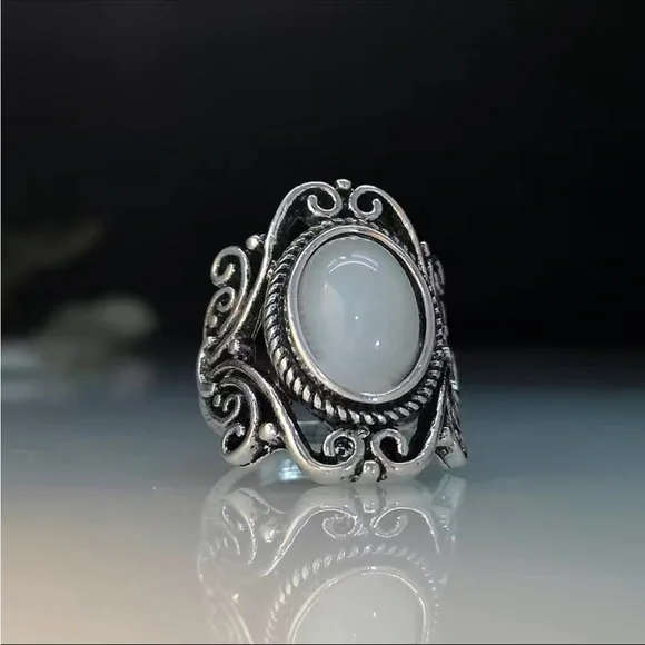 Gorgeous Vintage Ring with Oval Moonstone - Size M (6)