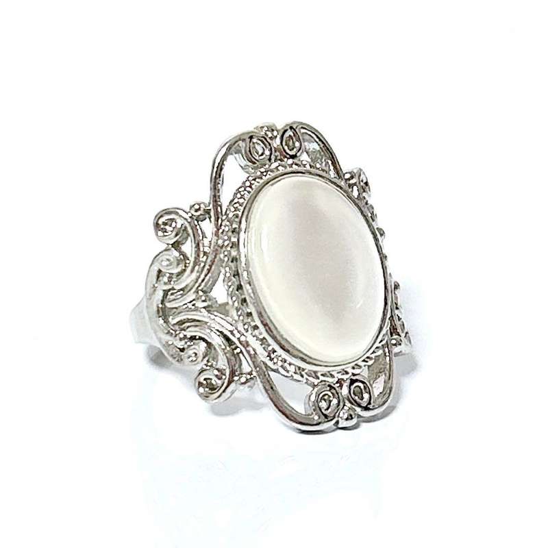 Gorgeous Vintage Ring with Oval Moonstone - Size M (6)