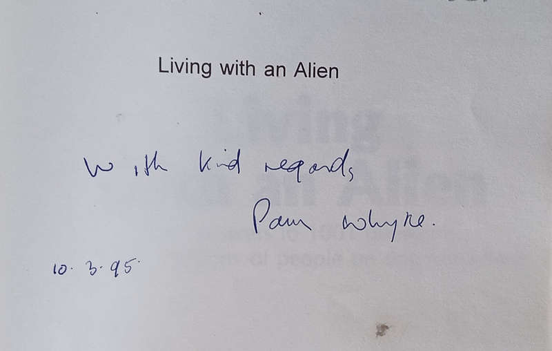 Living With an Alien: 1001 Answers to 1001 Questions Asked by Millions of People on Dog Behaviour...
