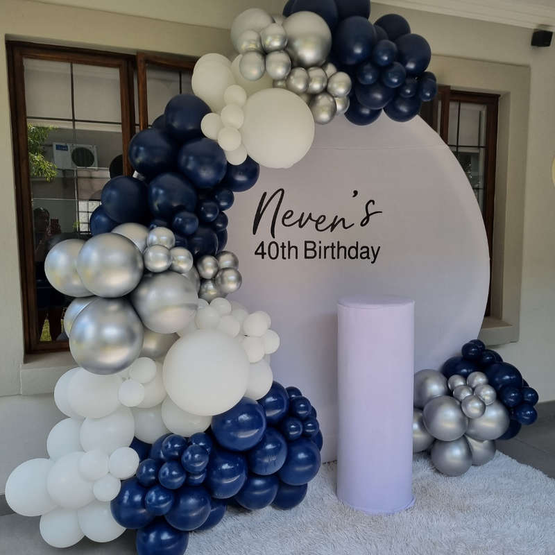 Basic Round Backdrop with Balloon Garland and Plinth