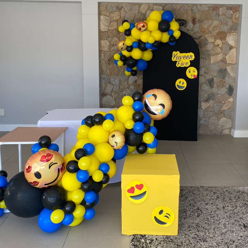 EMOJI EMOTICON Chiara Backdrop with Organic Balloon Garland and Plinths