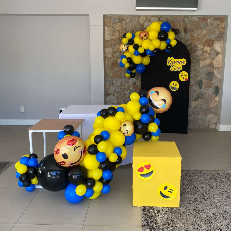 EMOJI EMOTICON Chiara Backdrop with Organic Balloon Garland and Plinths