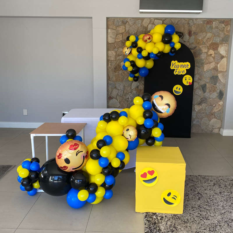 EMOJI EMOTICON Chiara Backdrop with Organic Balloon Garland and Plinths