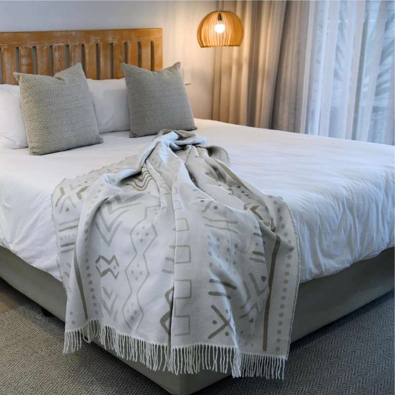 Mali Oyster Grey/Cobblestone Throw