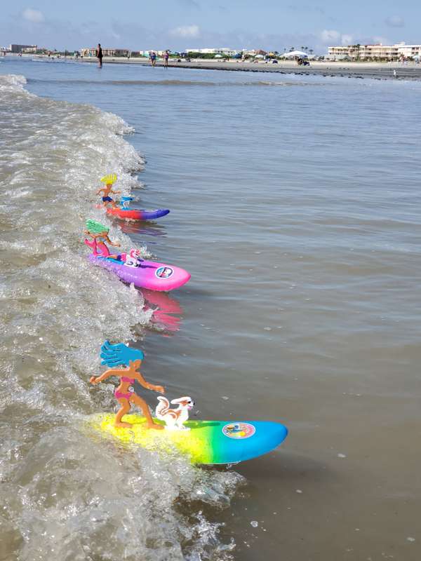 Surfer Dudes - Wave Powered Mini-Surfer and Surfboard Toy