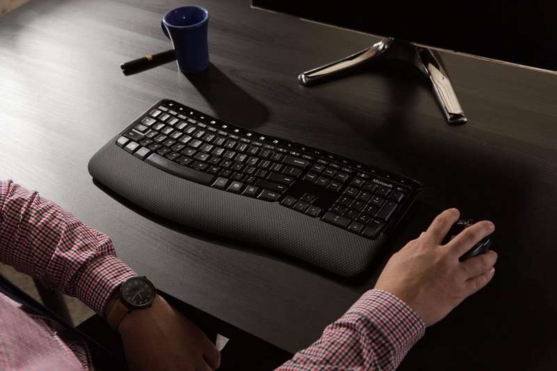 Microsoft Comfort Desktop 5050 Keyboard and Mouse Combo RF Wireless QWERTY International EER Black