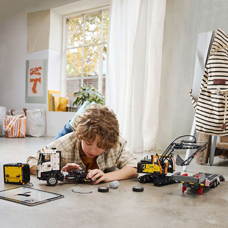 LEGO 42175 - Technic Volvo Fmx Truck & Ec230 Electric Excavat