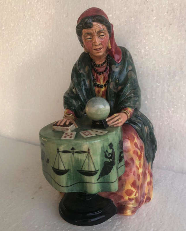 Royal Doulton - Figurine (Fortune Teller)