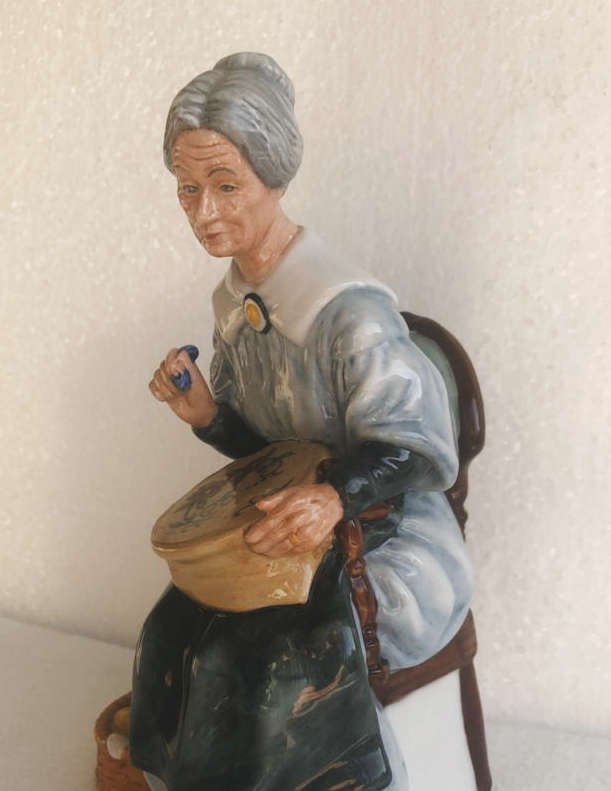 Royal Doulton - Figurine (Embroidering)