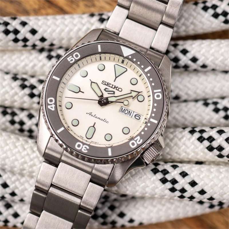 Seiko 5 Silver Stainless Steel Strap Men's Watch | SRPK31K1