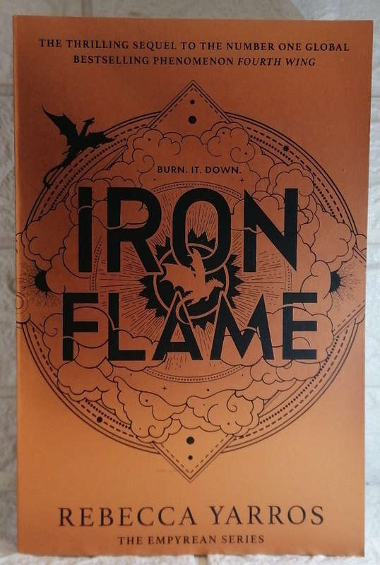 Iron Flame (The Empyrean, #2) (Rebecca Yarros)