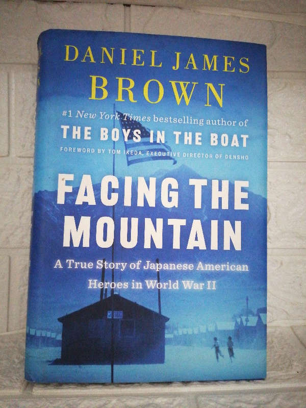 Facing the Mountain: A True Story of Japanese American Heroes in World War II (Daniel James Brown )