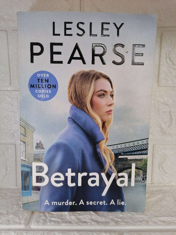 Betrayal (Lesley Pearse )