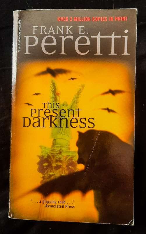 This Present Darkness (Darkness #1) (Frank E. Peretti)