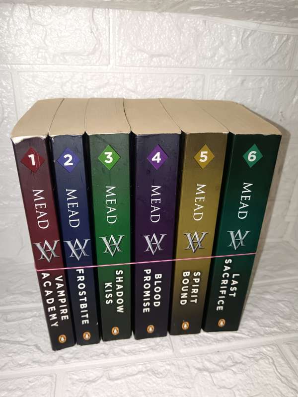 Vampire Academy Complete 6-Book Set  (Richelle Mead)