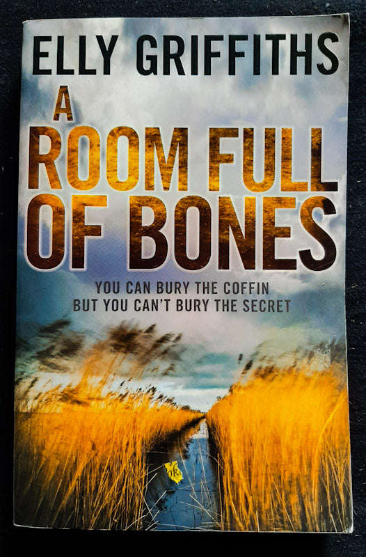 A Room Full Of Bones (Ruth Galloway #4) (Elly Griffiths)