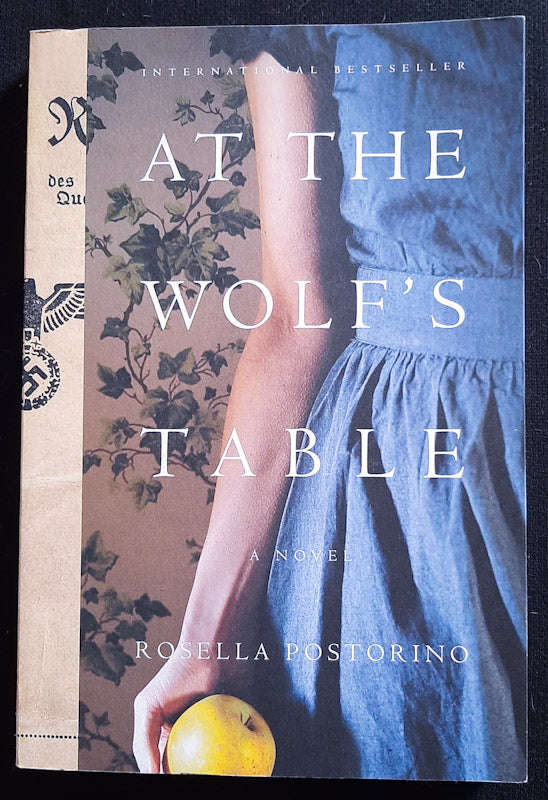 At The Wolf'S Table (Rosella Postorino)