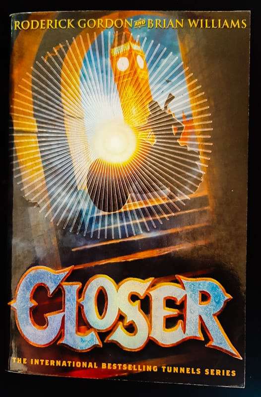 Closer (Tunnels #4) (Roderick Gordon)