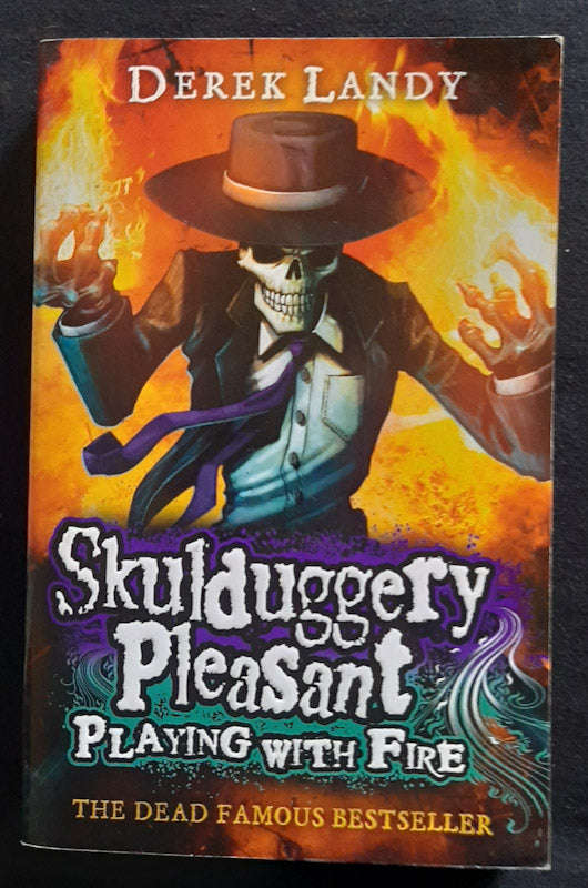 Playing With Fire (Skulduggery Pleasant #2) (Derek Landy)