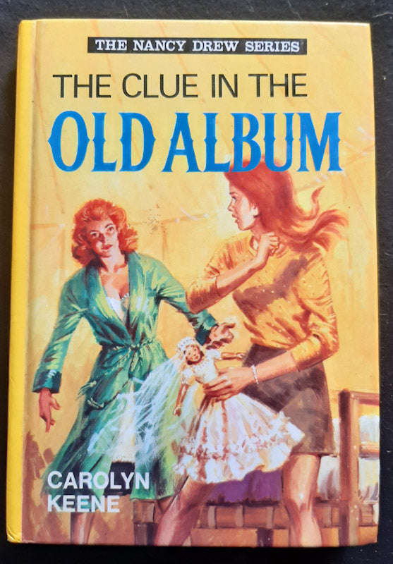 Clue in the Old Album (Nancy Drew Mystery Stories #24) (CAROLYN KEENE)